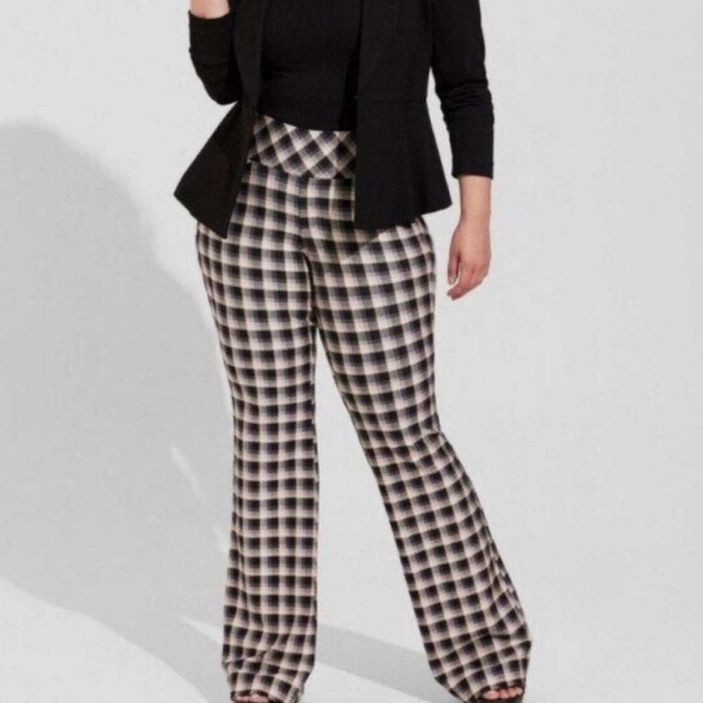 Torrid size 1 regular pocket pixie flare luxe ponte high rise pants tummy contro